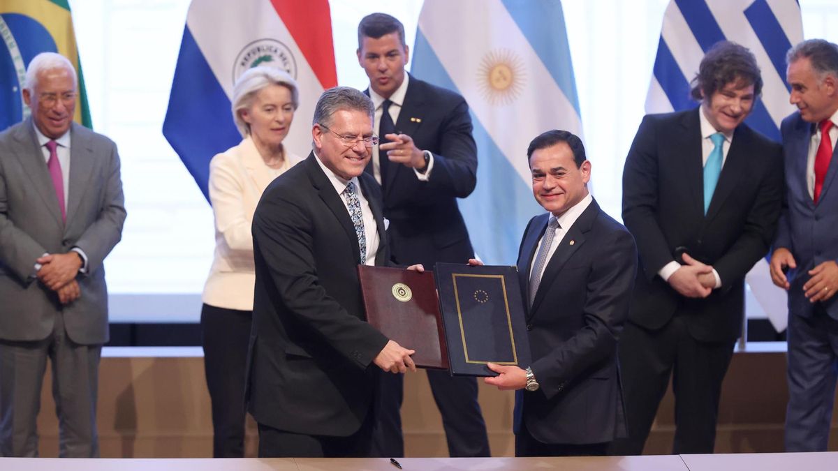 El Comisario de Comercio de la Comisión Europea, Maroš Šefčovič (i) y el ministro de Relaciones Exteriores de Paraguay, Rubén Ramírez (d), posan con los documentos del acuerdo de libre comercio firmados entre la UE y los países del Mercosur, en Asunción (Paraguay).