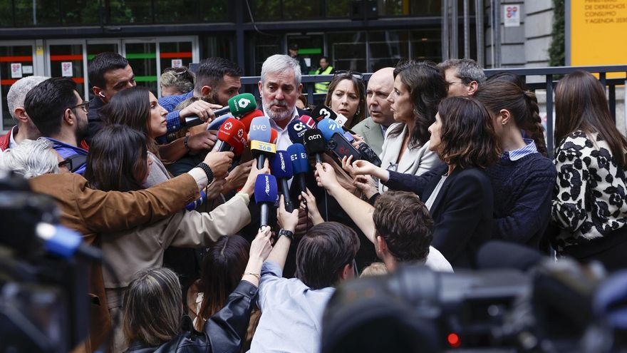 El presidente de Canarias, Fernando Clavijo, atiende a los medios tras salir del Ministerio de Sanidad, este jueves en Madrid, después de su reunión con los ministros de Sanidad, Mónica García, y Política Territorial, Ángel Víctor Torres, con el fin de examinar la emergencia sanitaria del crucero MV Hondius.