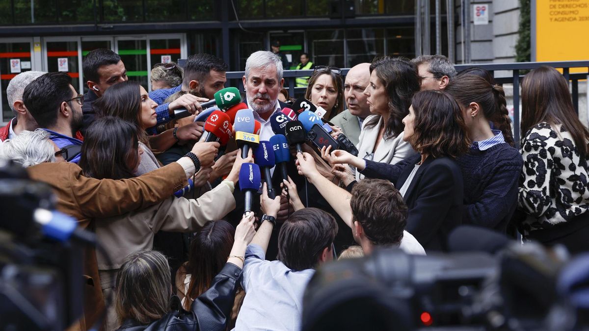 El presidente de Canarias, Fernando Clavijo, atiende a los medios el pasado jueves en Madrid, después de su reunión con los ministros de Sanidad, Mónica García, y Política Territorial, Ángel Víctor Torres, con el fin de examinar la emergencia sanitaria del crucero MV Hondius.