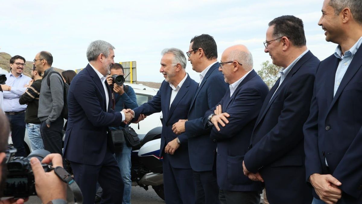 El ministro canario Ángel Víctor Torres saluda al presidente de Canarias, Fernando Clavijo, durante la inauguración de un nuevo trama de la carretera de La Aldea, en Gran Canaria