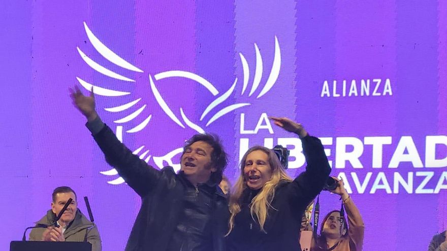 Milei cerró la campaña con ataques a la “casta” y respaldó a Karina en medio del escándalo por los audios de las coimas