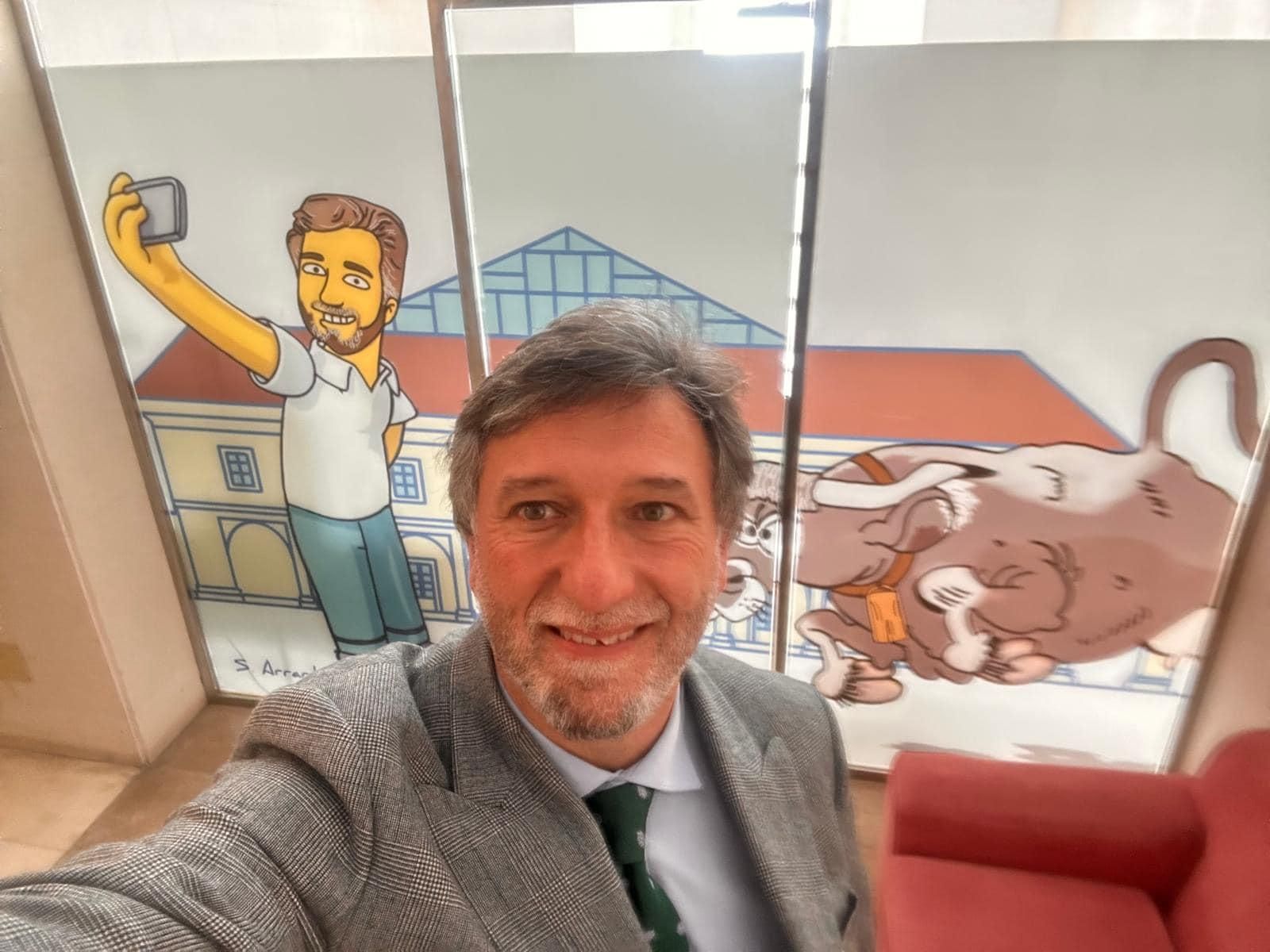 El diputado Cristóbal Palacio, que abandonó Vox y se fue en solitario Grupo Mixto, se retrata frente al vinilo que colocó en su despacho y que retiró el Parlamento.