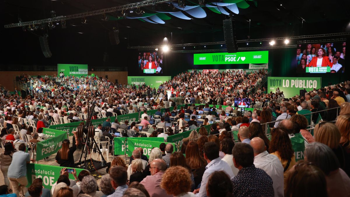 Unos 3.500 militantes y simpatizantes socialistas han abarrotado el pabellón del Palacio de Congresos de Sevilla, donde se ha celebrado el cierre de campaña del PSOE andaluz.