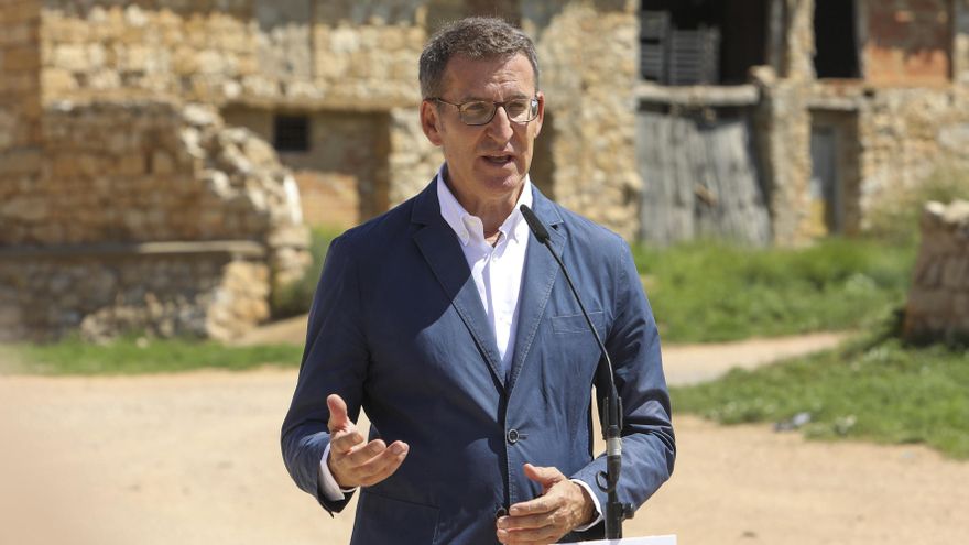 El presidente del PP, Alberto Núñez Feijóo, ayer tras la constitución del Ayuntamiento de Celadas (Teruel). EFE/Antonio Garcia