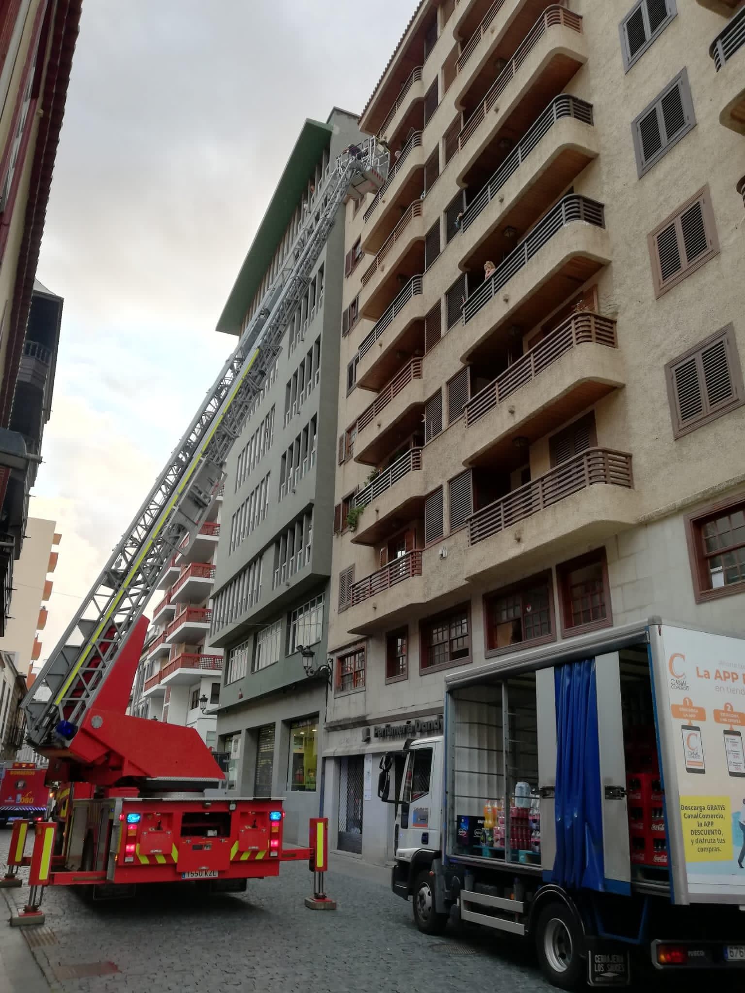 Un momento de la intervención para acceder a la vivienda.