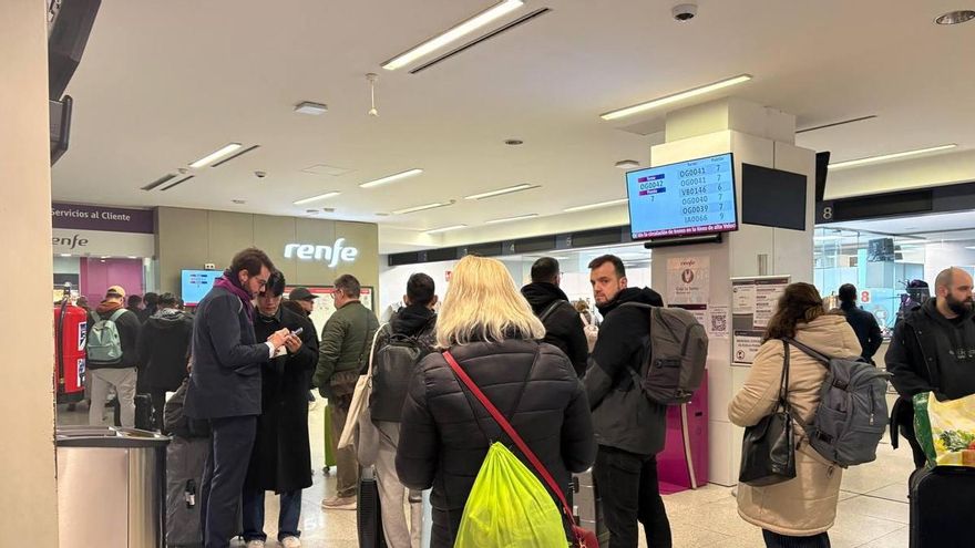 Fila de cambios y devoluciones de billetes de tren en la estación de Santa Justa esta mañana