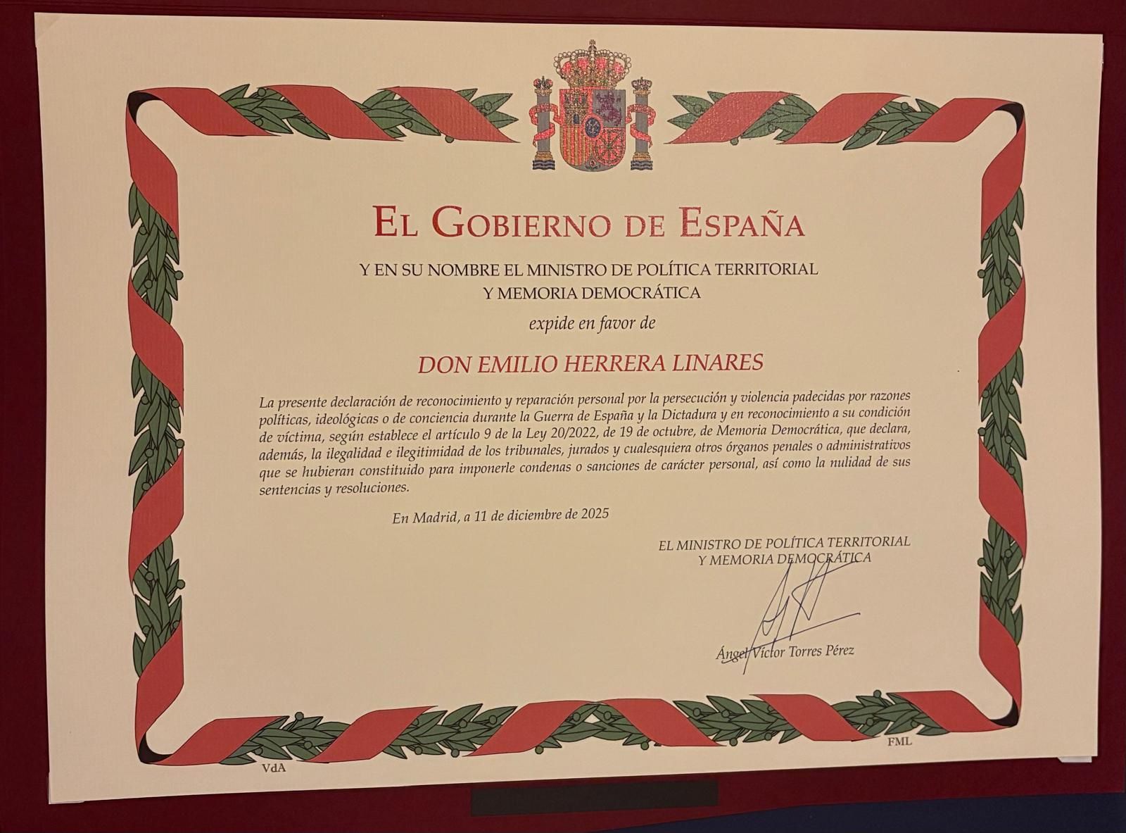 Documento oficial de restitución democrática de Emilio Herrera Linares.