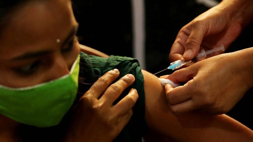 Vacunación contra la covid-19 en Bangalore (India).