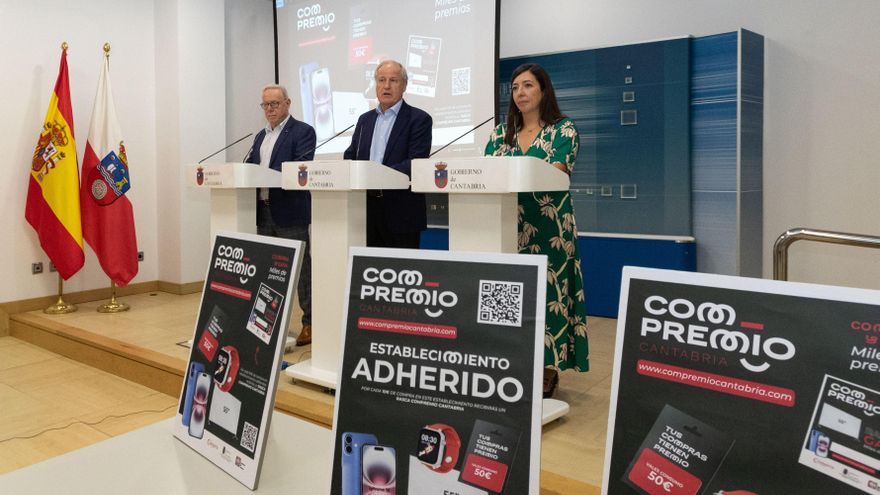 El consejero Eduardo Arasti presenta la campaña de ‘ComPremioCantabria' junto a la directora general de la Cámara de Comercio, Rosa Vega, y el presidente de COERCAN, Miguel Ángel Cuerno