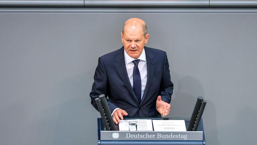 El canciller alemán, Olaf Scholz, durante una declaración de gobierno con motivo de la reunión extraordinaria del Consejo Europeo a finales de mes en Bruselas. EFE/EPA/OMER MESSINGER