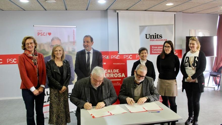 El candidato del PSC a la alcaldía de Lleida, Fèliz Larrosa, y el coordinador del Círculo de Lleida de Units, David Pàmpols, tras firmar el acuerdo para concurrir juntos en las municipales
