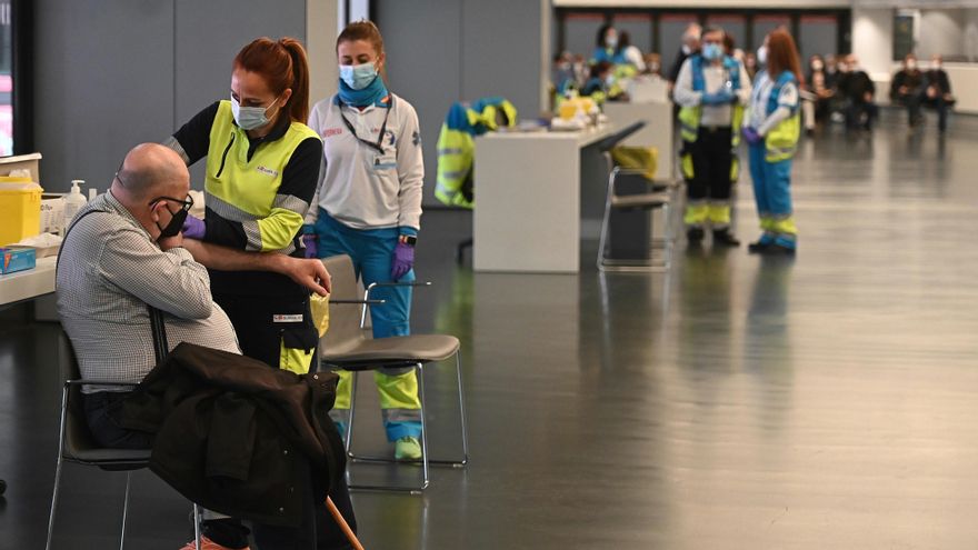 Una sanitaria vacuna a un hombre en el estadio Wanda Metropolitano en Madrid. EFE/ Fernando Villar