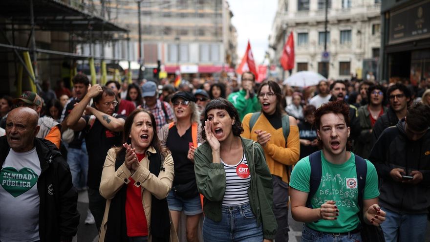 Decenas de personas marchan en una protesta hacia el Congreso de los Diputados, a 2 de octubre de 2026, en Madrid (España).
