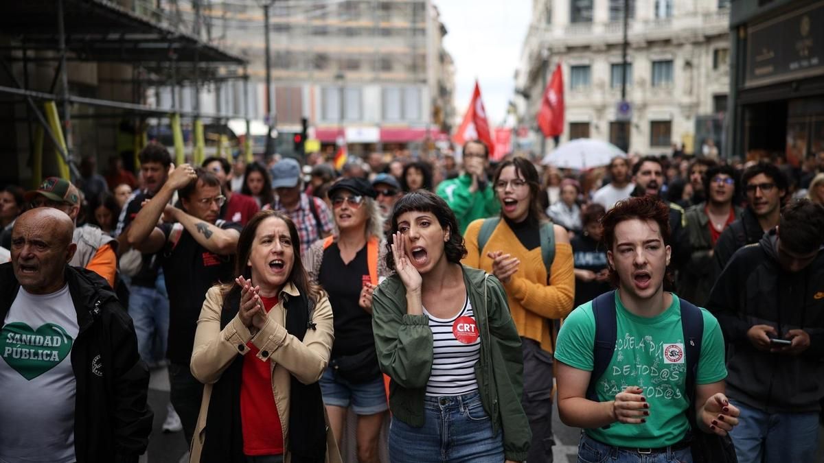 Miles de personas se manifiestan de Sol al Congreso para pedir que se convalide el decreto de vivienda: "Rentistas culpables, diputados responsables"