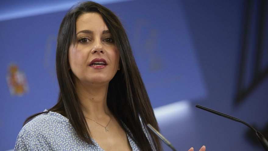 La presidenta de Ciudadanos, Inés Arrimadas, en una rueda de prensa, durante la reunión de la Diputación Permanente en el Congreso de los Diputados, a 25 de agosto de 2021, en Madrid (España).