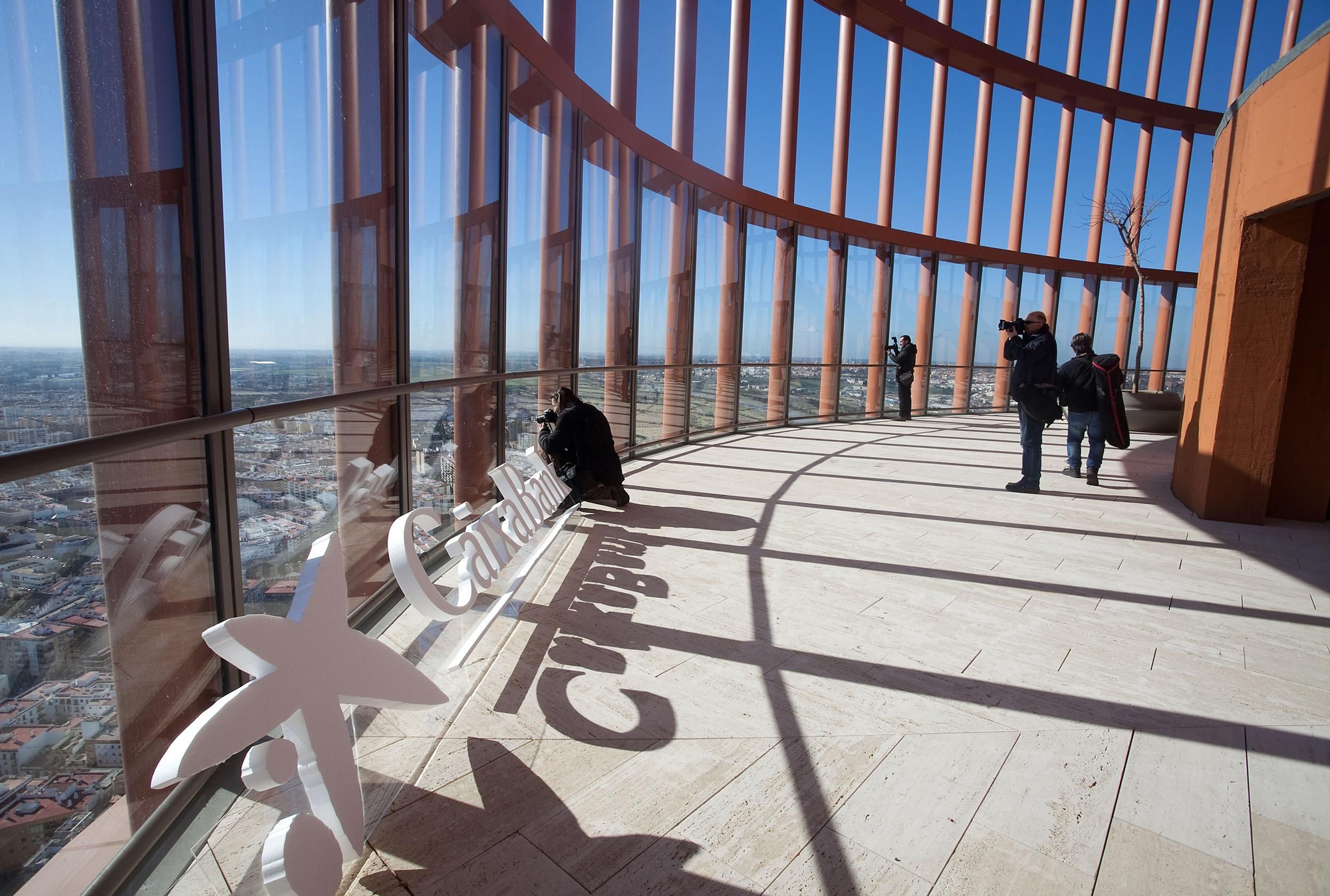 El mirador de Torre Sevilla permite tener excelentes vistas de la ciudad desde una planta 37 (Foto: Luis Serrano).