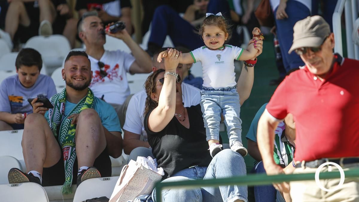 Grada Blanquiverde del partido entre el Córdoba CF y AD Alcorcón