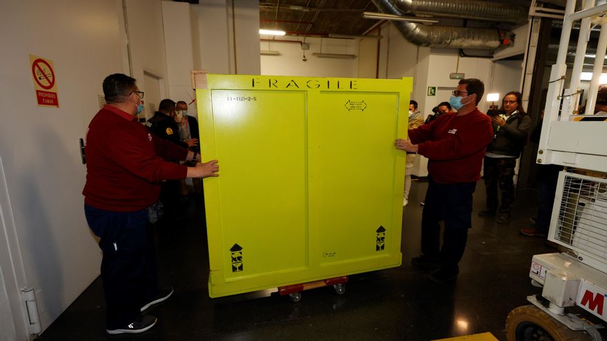 Operarios trasladan la caja que contiene el "Mata Mua", a su llegada al Museo Thyssen Bornemisza, este lunes en Madrid