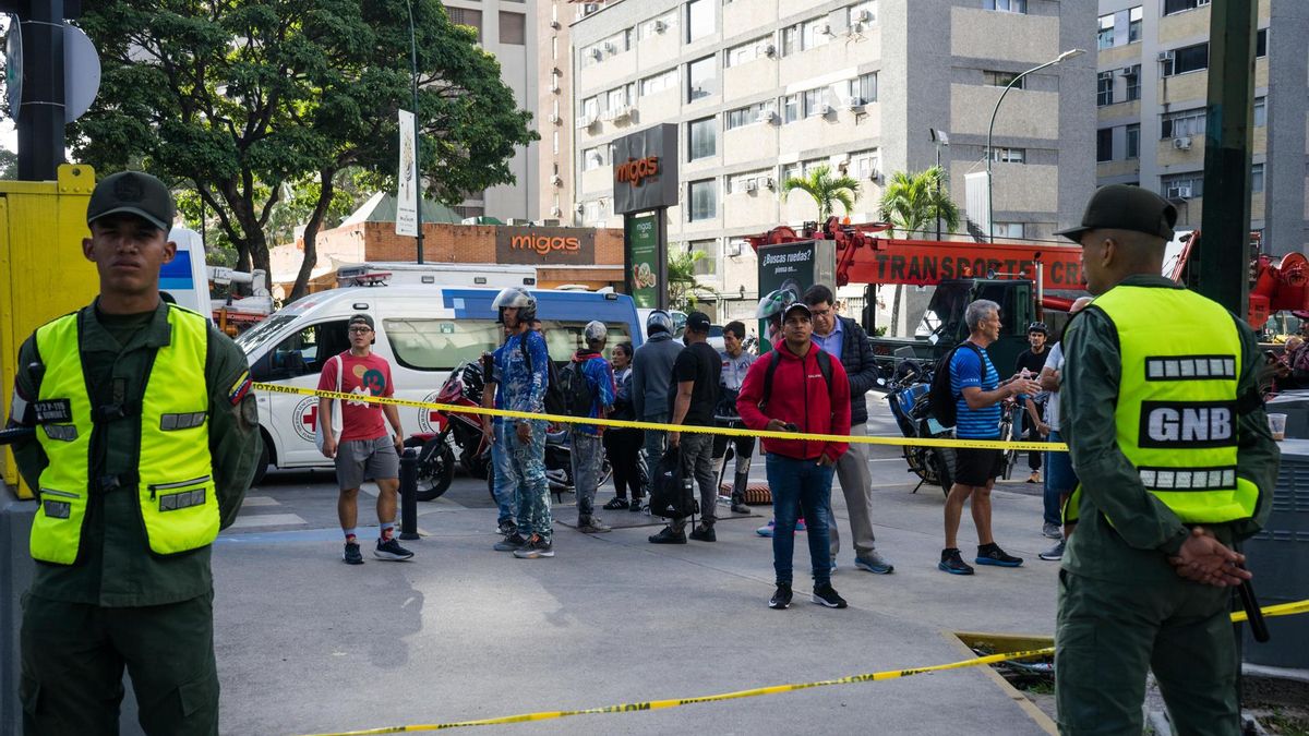 Personas observan este jueves, las labores de remoción de escombros y búsqueda de sobrevivientes entre edificios colapsados por los terremotos, durante un operativo de rescate en el municipio de Chacao, en el este de Caracas (Venezuela).