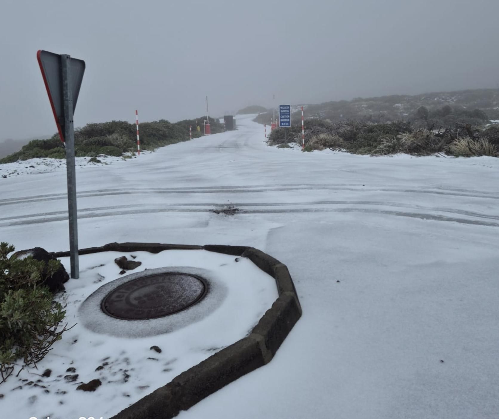 Vía interior del Observatorio Astrofísico del Roque de Los Muchachos, en la tarde de este miércoles, con nieve.