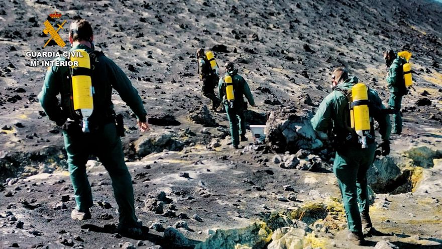 Agentes de la Guardia Civil, realizando mediciones de gases en las inmediaciones del volcán de La Palma