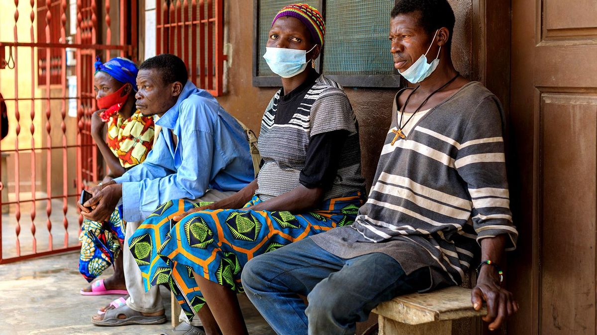 Un grupo de personas esperando con mascarilla