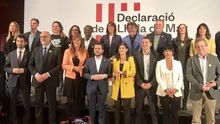 Representantes de los partidos firmantes de la declaración, este viernes en la Llotja de Mar de Barcelona