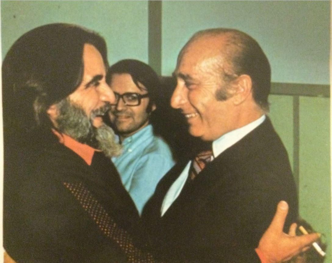 Horacio Guarany con Juan Manuel Fangio en el programa de José María Iñigo 'Directísimo', emitido 30 de agosto de 1975 en la primera cadena de TVE.