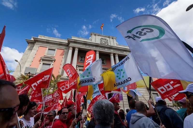 Manifestación del Primero de Mayo convocada conjuntamente por CCOO, UGT, USO, CSI-F, Intersindical Canaria y Sindicalistas de Base, en Santa Cruz de Tenerife. EFE/ Ramón De La Rocha