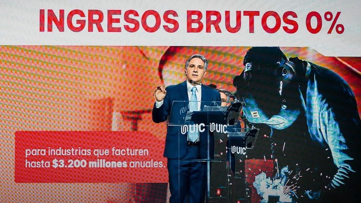 Martín Llaryora en un acto durante el Día de la Industria.