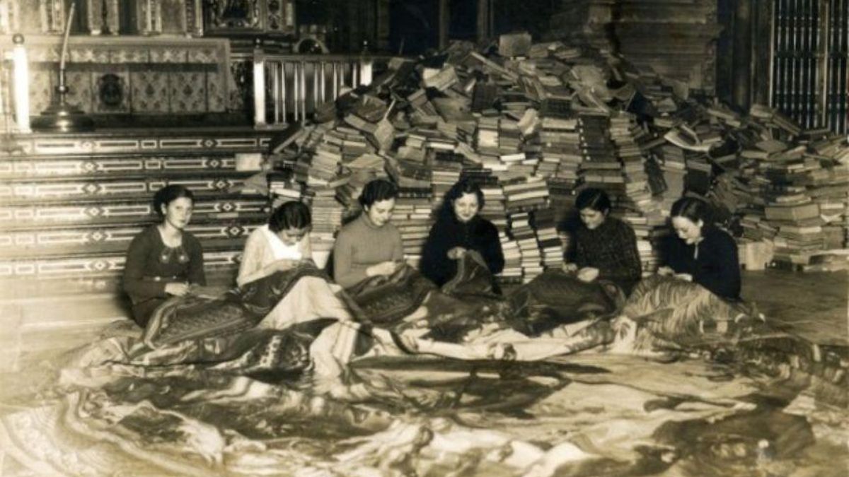 Mujeres arreglando tapices del depósito de la Junta de Incautación y Protección del Tesoro Artístico durante la Guerra Civil, 1936-1939