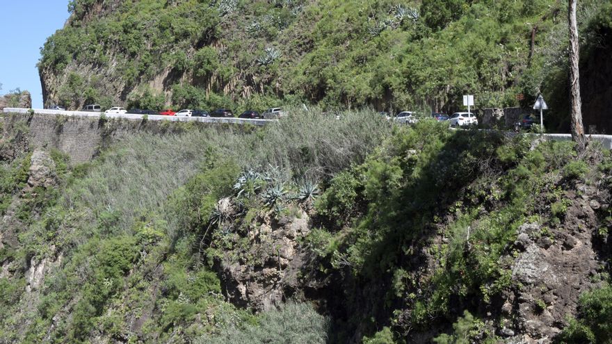 Vehículos aparcados en las inmediaciones del barranco de Azuaje.