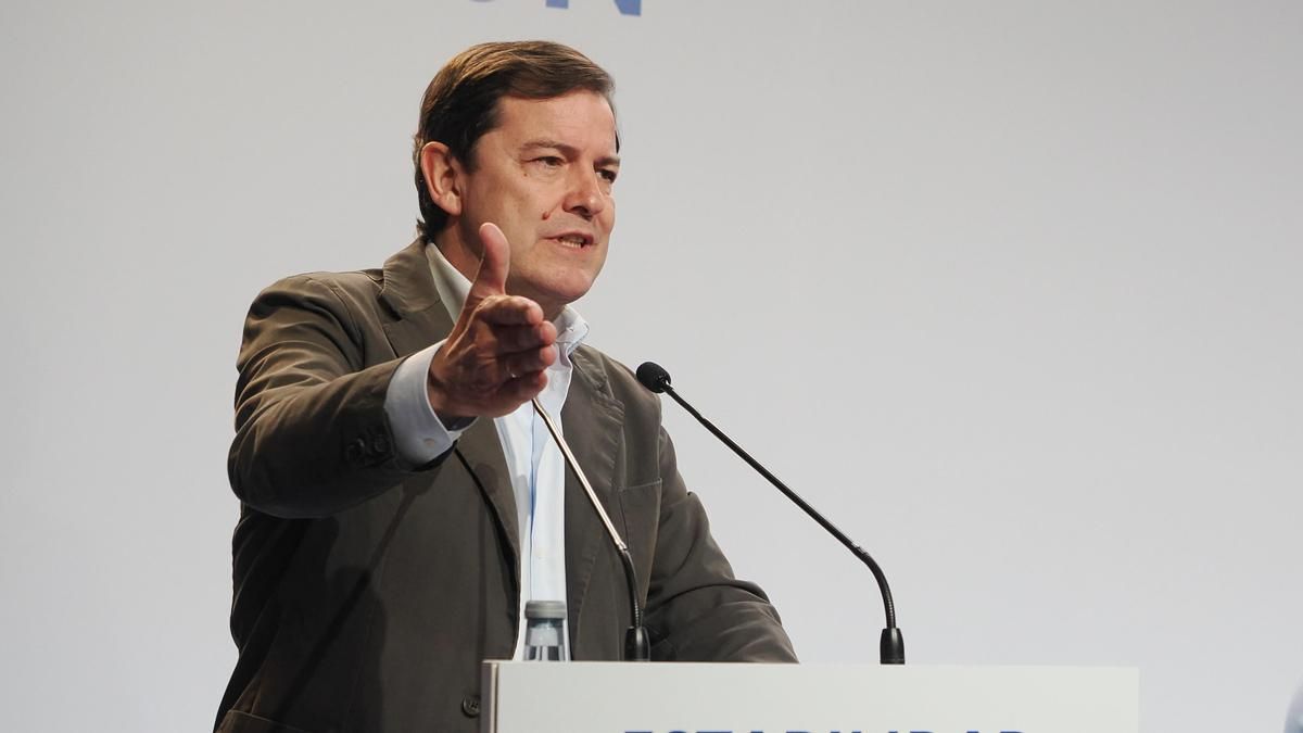 Mañueco comparecerá el martes en las Cortes de Castilla y León por la trama eólica a petición de la oposición