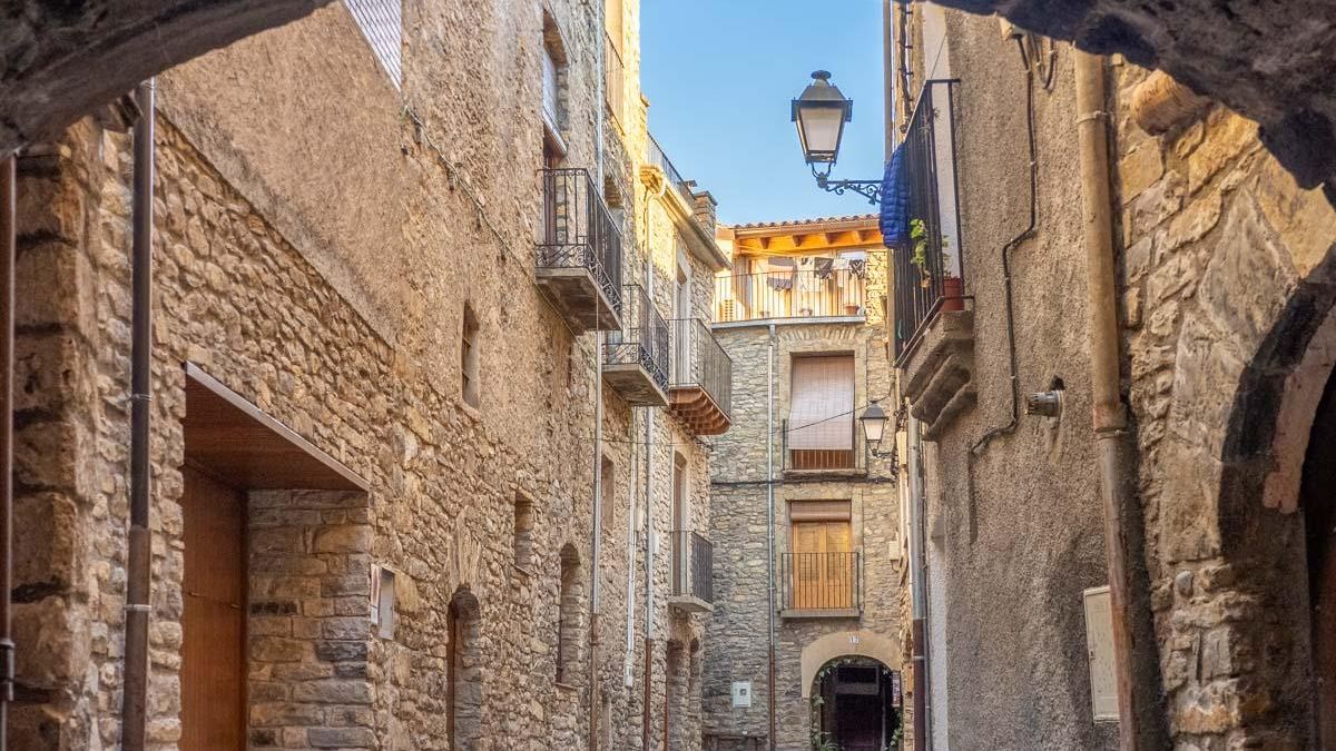 Salàs de Pallars ofrece una fascinante inmersión en la historia medieval catalana gracias a un recinto amurallado perfectamente conservado