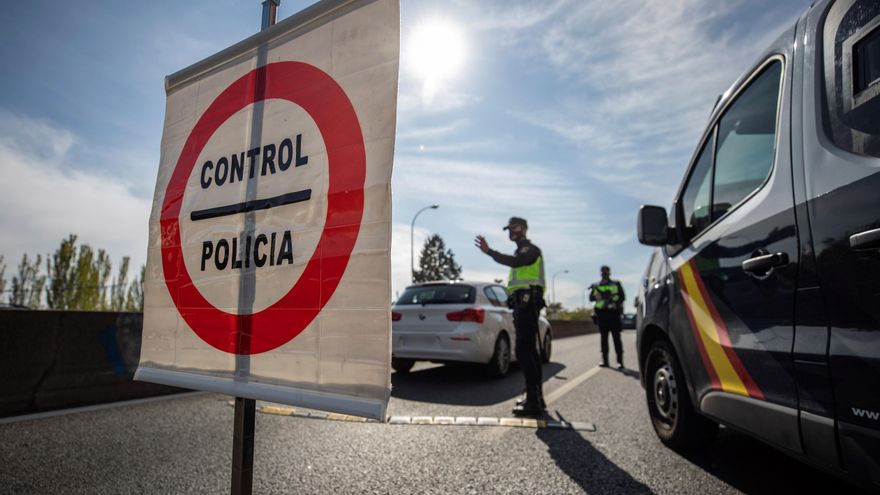 Agentes de la Policía Nacional en un control en la Nacional V en Madrid para vigilar el cumplimiento de las restricciones a la movilidad impuestas por el estado de alarma. EFE/Rodrigo Jiménez/Archivo