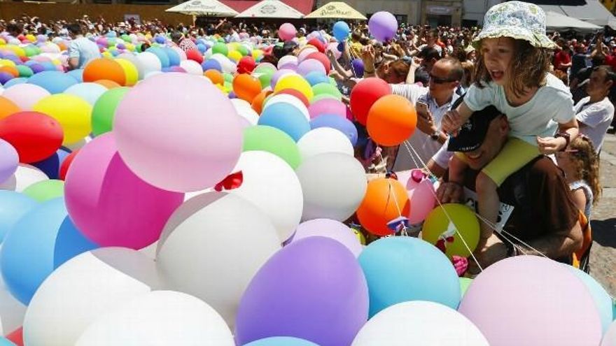 Carlos S. Campillo / ICAL Pregón de las fiestas de San Juan y San Pedro 2018 a cargo de Yolanda León, chef del Restaurante Cocinandos. En la imagen, ‘globotada infantil’ organizada tras el pregón