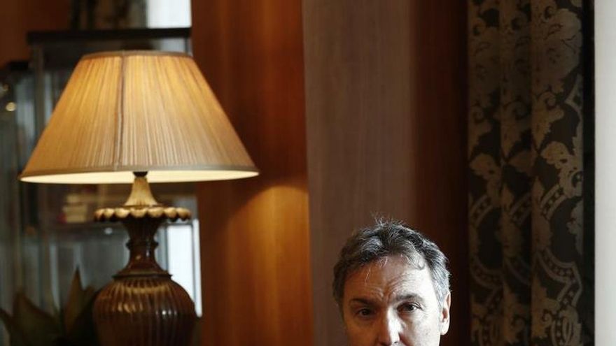 El escritor barcelonés Carlos Zanón, que compagina su quehacer narrativo con otras disciplinas como el guion o la poesía, asegura en una entrevista a Efe, con motivo de su participación en los 'Diálogos de Medianoche' de Civican, que la novela negra podría compararse, a nivel literario, con el western, y que se trata del "género más voraz" porque es que el que "permite al escritor ahondar en más temas".