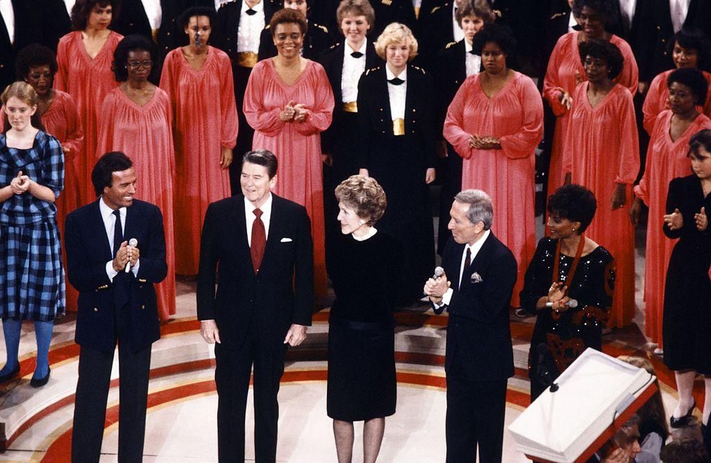 Julio Iglesias con el presidente Ronald Reagan y la primera dama Nancy Reagan durante el especial de Navidad de 1983, en Washington.