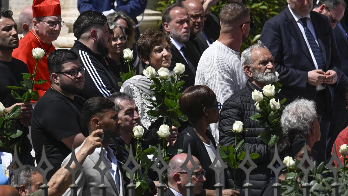 Personas sin recursos, trans, presos y migrantes esperan en las escalinatas de Santa María la Mayor la llegada del ataúd del papa, al que han dado un último saludo por expreso deseo del pontífice.