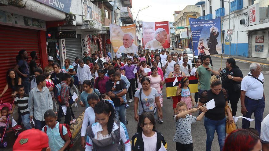 Migrantes realizan procesión en sur de México para pedir que se regule su tránsito a EEUU