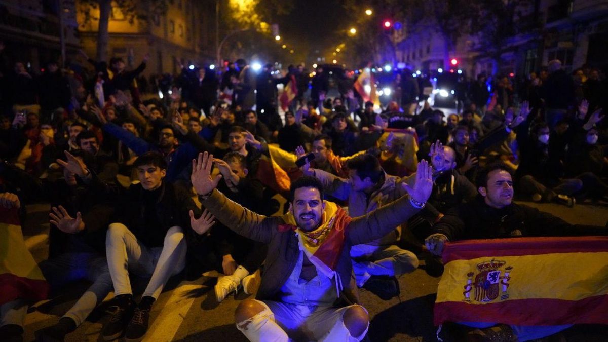 Varios manifestantes se sientan frente a la policía y levantan las manos al grito de "estas son nuestras armas"