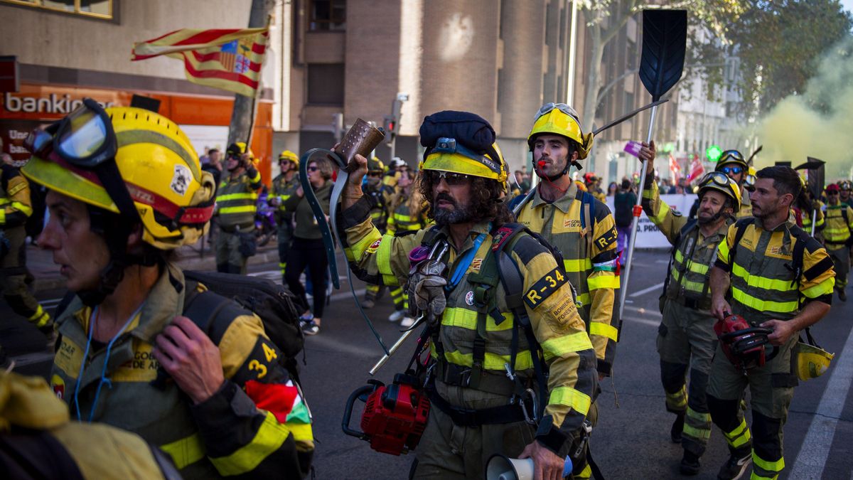 Unos 3.000 bomberos forestales de toda España exigen mejoras en sus condiciones laborales