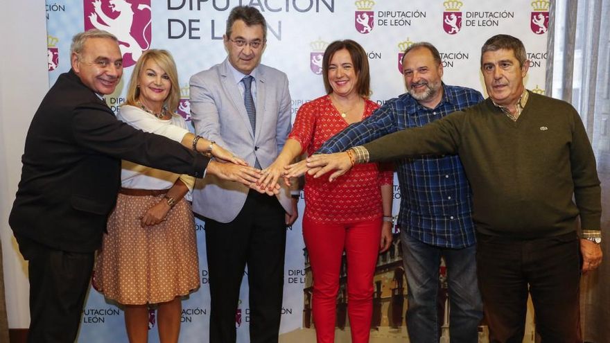 El presidente de la Diputación de León, Juan Martínez Majo, firma convenios de colaboración con Cruz Roja, Aspace, Amidown y la Asociación Saharaui para el Desarrollo. / Carlos S. Campillo / ICAL