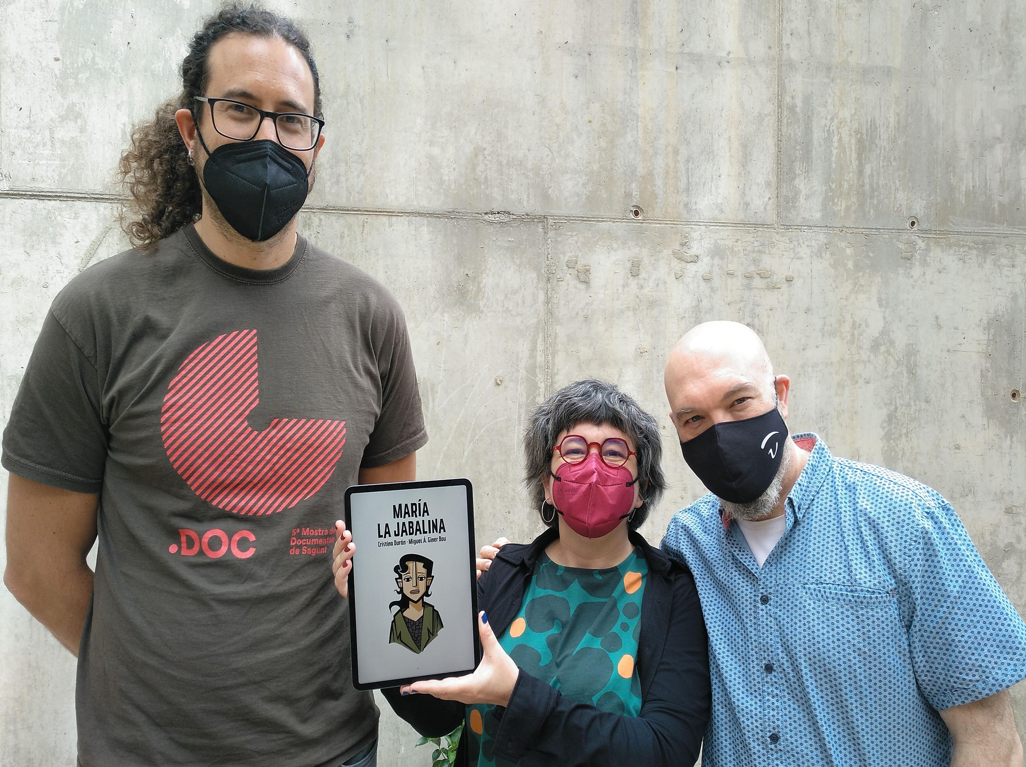 El concejal de Memoria Histórica y Democrática de Sagunto, Guillermo Sampedro, junto a los autores de la novela gráfica, Cristina Durán y Miguel Ángel Giner.