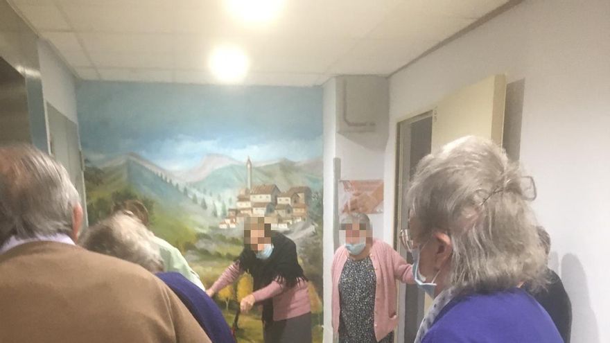 Ancianos de la Cardenal Marcelo, de la Diputación de Valladolid, esperando en grupo para acceder al ascensor.