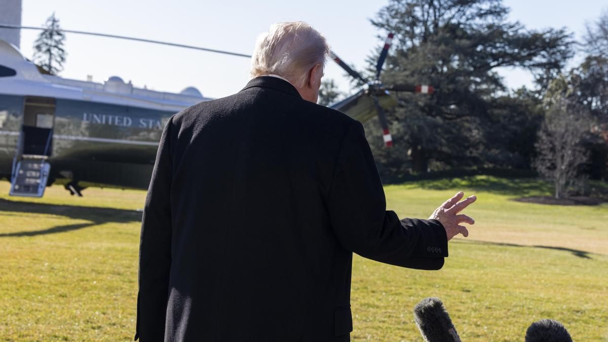 Donald Trump se dirige a los medios en la Casa Blanca antes de subirse al helicóptero Marine One, el 13 de enero de 2026