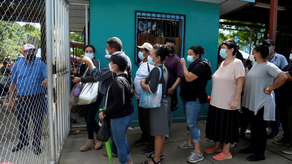 Personas hacen fila hoy para recibir la primera dosis de la vacuna AstraZeneca contra la covid-19, en el Hospital Manolo Morales en Managua (Nicaragua). El Ministerio de Salud (Minsa) de Nicaragua inicio este lunes la vacunación contra la covid-19 para personas mayores de 30 años, un sector importante que representa cerca del 65 por ciento de la población general.