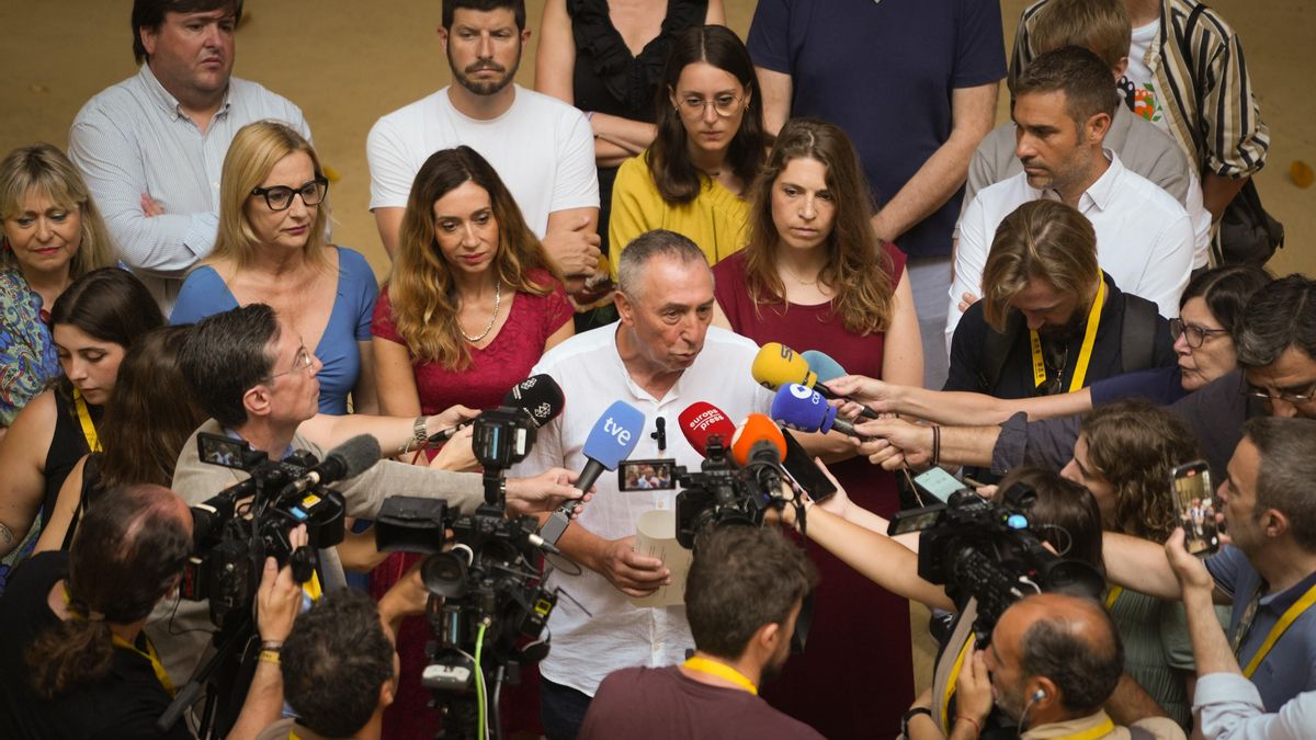 Archivo - El síndic de Compromís en Les Corts, Joan Baldoví, atiende a los medios de comunicación
