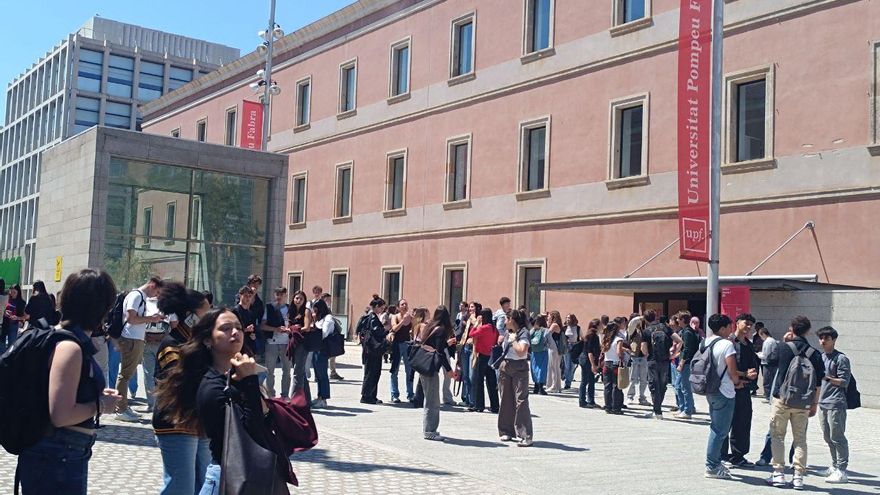 Cientos de estudiantes se agrupan en la entrada de la Universitat Pompeu Fabra de Barcelona