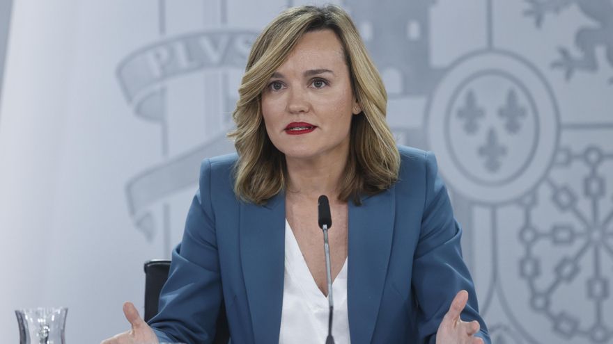 La portavoz del Gobierno y ministra de Educación, Formación Profesional y Deportes, Pilar Alegría, durante la rueda de prensa posterior a la reunión del Consejo de Ministros, este martes, en el complejo del Palacio de La Moncloa, en Madrid. EFE/ Fernando Alvarado